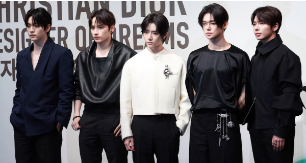 TOMORROW X TOGETHER (TXT) TOMORROW X TOGETHER (TXT)